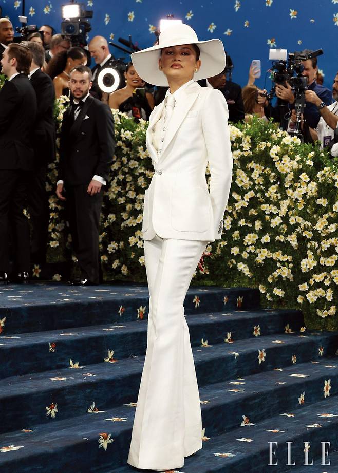 루이 비통의 화이트 수트를 입은 젠다야.