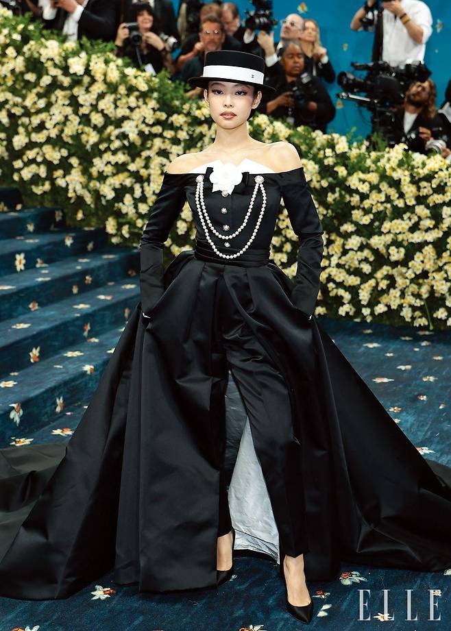 제니가 입은 샤넬 커스텀 세트업도 메트 갈라에서 화제가 됐다.