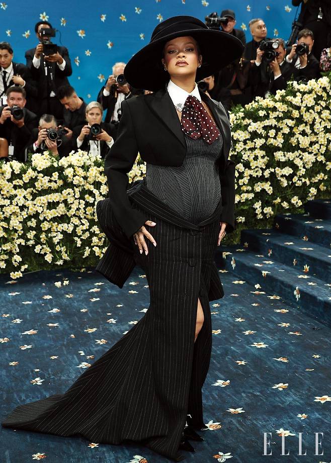 테일러링이 돋보이는 리한나의 턱시도 세트업.