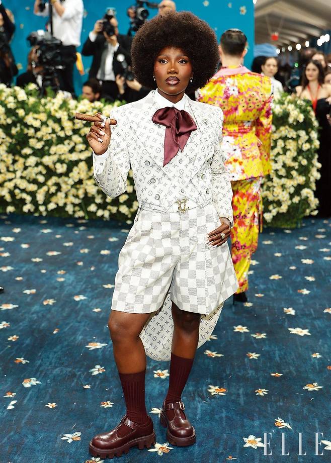 반바지 수트 세트업으로 위트 있는 스타일을 보여준 도이치.