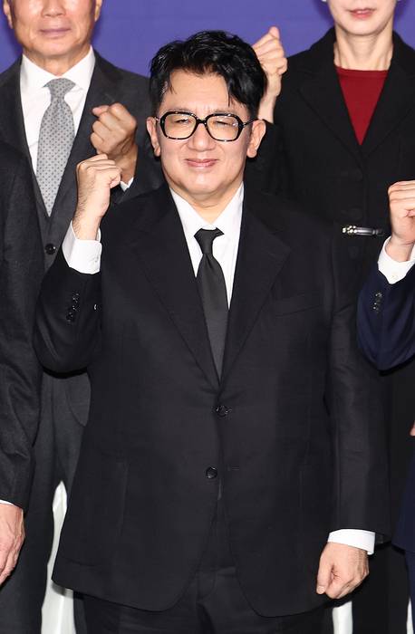한경협 신규 가입한 하이브 (서울=연합뉴스) 김인철 기자 = 방시혁 하이브 의장이 20일 서울 영등포구 FKI타워 컨퍼런스센터에서 열린 한국경제인협회 제64회 정기총회에서 신규 회원 기념촬영을 하고 있다. 2025.2.20 yatoya@yna.co.kr (끝)