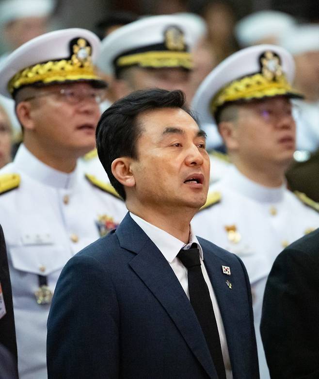 안규백 국방부 장관 후보자가 지난달 29일 경기 평택시 해군 2함대 사령부에서 열린 제2연평해전 승전 23주년 기념식에서 해군 군가인 '바다로 가자'를 제창하고 있다. 공동취재