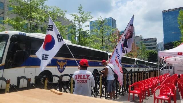 윤석열 전 대통령 지지자들이 9일 서울 서초구 서울중앙지방법원 앞에서 윤 전 대통령 재구속에 반대하는 집회를 벌이고 있다. 장종우 기자 whddn3871@hani.co.kr