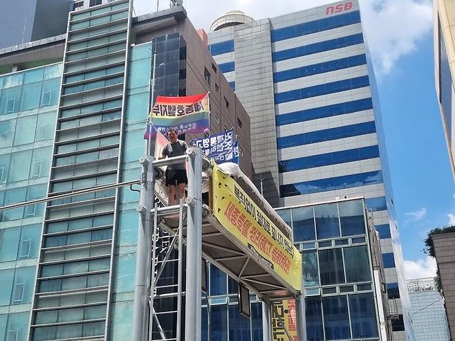 고진수 민주노총 서비스연맹 관광레저산업노조 세종호텔지부장이 9일 오후 서울 중구 세종호텔 앞 도로에 설치된 철제구조물에서 한겨레 기자와 대화하고 있는 모습. 고나린 기자