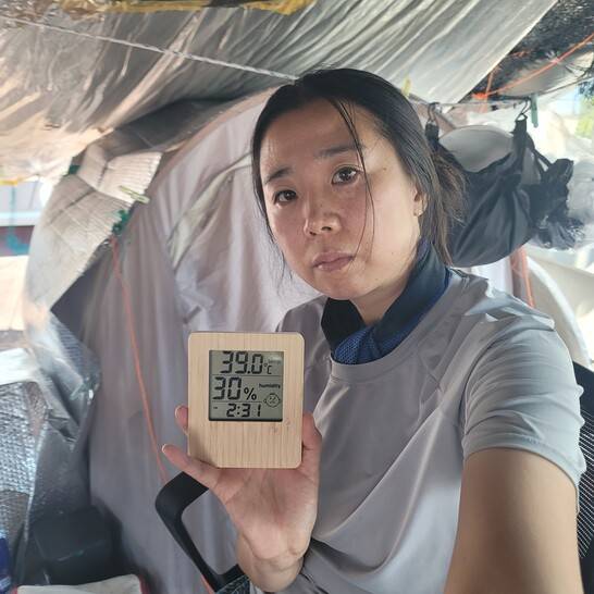 박정혜 금속노조 한국옵티칼하이테크지회 수석부지회장의 고공농성장은 9일 오후 2시31분 39도를 기록했다. 박정혜 수석부지회장 제공.