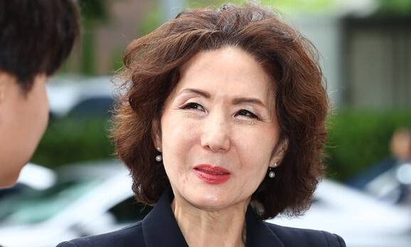 이진숙 사회부총리 겸 교육부 장관 후보자가 30일 오전 서울 여의도 한국교육시설안전원에 마련된 인사청문회 준비 사무실로 출근하며 취재진의 질문을 듣고 있다. 연합뉴스