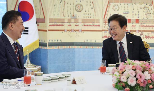 지난달 22일 이재명 대통령이 서울 한남동 관저에서 열린 여야 지도부 오찬 회동에서 김병기 더불어민주당 당대표 직무대행 겸 원내대표와 대화하고 있다. 왕태석 선임기자