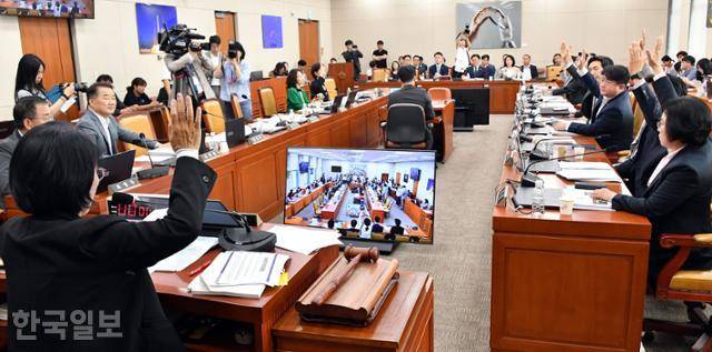 지난 7일 국회에서 열린 제427회 국회(임시회) 과학기술정보방송통신위원회 제1차 전체회의에서 방송3법에 대한 거수투표가 이뤄지고 있다. 과방위는 이날 찬성 11인, 반대 3인으로 방송3법(방송법·방송문화진흥회법·한국교육방송공사법 개정안)을 가결했다. 고영권 기자
