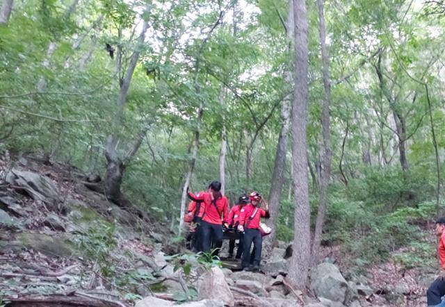6일 오후 6시 13분쯤 전북 진안군 주천면 구봉산에서 등산하던 50대 남성이 쓰러져 소방 대원들이 구조하고 있다. 전북소방본부 제공