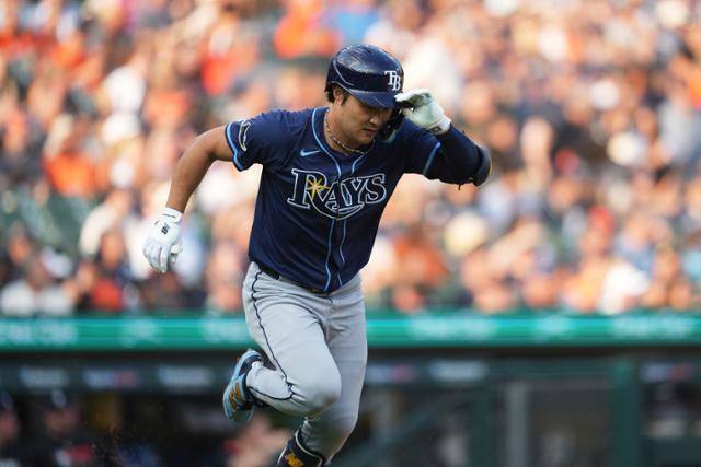 탬파베이의 김하성이 9일 미국 미시간주 디트로이트 코메리카 파크에서 열린 미국 메이저리그(MLB) 디트로이트와 경기에서 2회초 좌전안타를 친 후 1루로 질주하고 있다. 디트로이트=AP 뉴시스