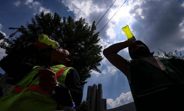9일 서울 시내의 한 건설현장 노동자가 더위를 식히기 위해 이온음료를 마시고 있다. 뉴시스