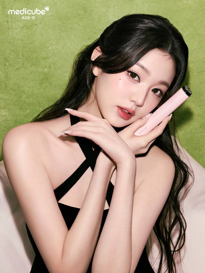 에이피알의 신제품 ‘부스터 프로 미니 플러스’의 모델이 된 걸그룹 아이브 멤버 장원영. 에이피알 제공