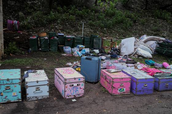 미국 텍사스 홍수 피해 지역의 '캠프 미스틱' 참가 어린이들이 남긴 여행 가방. 로이터=연합뉴스