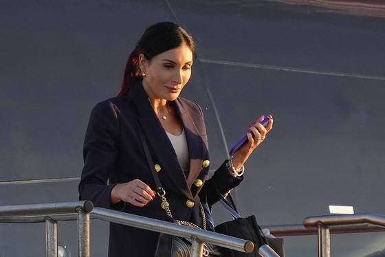 지난해 9월 10일(현지시간) 미국 필라델피아의 필라델피아 국제공항에 도착한 로라 루머. AP=연합뉴스