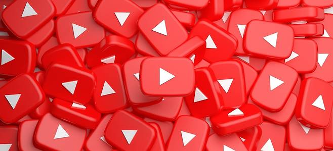 지난 1년여간 늘어난 구독자들 중 '탄핵기간' 찬탄·반탄 채널을 구독한 유튜브 이용자는 몇 명일까. 1년여 기간 증가한 구독자를 100으로 보고 탄핵기간 증가 비율을 별도로 계산했더니 찬탄 채널에선 57%가, 반탄 채널에선 76%가 탄핵기간 채널을 구독한 것으로 나타났다. /강아영 기자