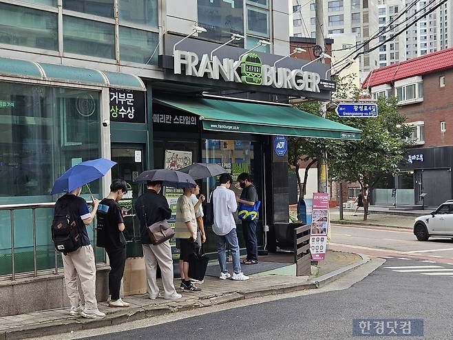 지난 4일 오전 10시 55분경 서울 마포구에 위치한 프랭크버거 신촌서강대점에서 고객들이 오픈런을 하고 있다. 사진=박수빈 기자