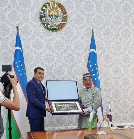 보자로프 하이룰라 주지사(왼쪽)이 김두겸 시장에게 전통의상과 기념 선물을 전달하고 있다. 울산시 제공