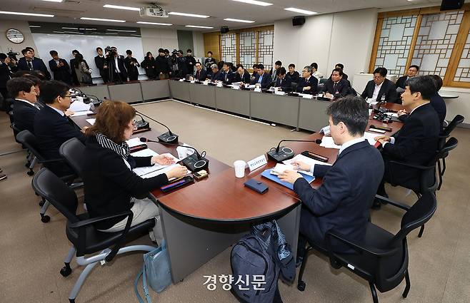 지난 10일 대전의 한 초등학교에서 1학년 학생이 교사가 찌른 흉기에 피살된 사건과 관련해 12일 정부서울청사에서 부총리-시·도 교육감 간담회가 열리고 있다. 20250212문재원 기자