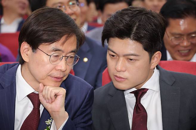 국민의힘의 조경태(왼쪽), 김용태 의원. 연합뉴스