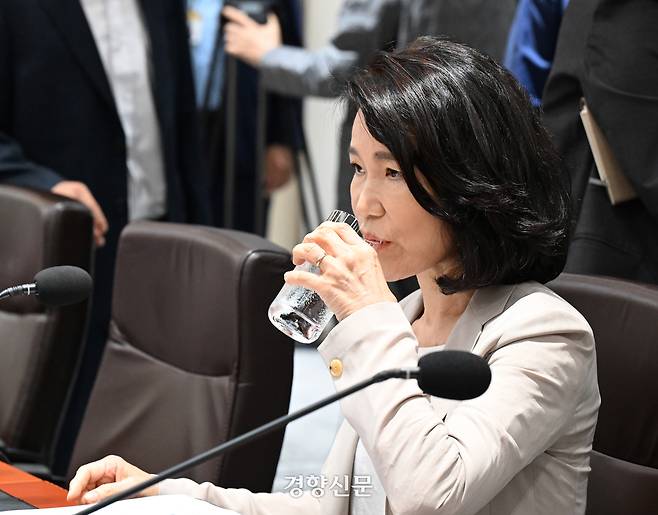 이진숙 방송통신위원장이 지난 8일 용산 대통령실에서 열린 국무회의에서 물을 마시고 있다. 대통령실사진기자단