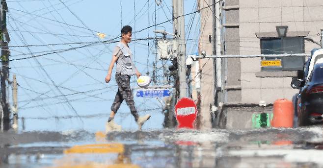 전국에 기록적인 폭염이 계속된 9일 대구의 공사장 인근에서 인부가 이동하고 있다. 연합뉴스