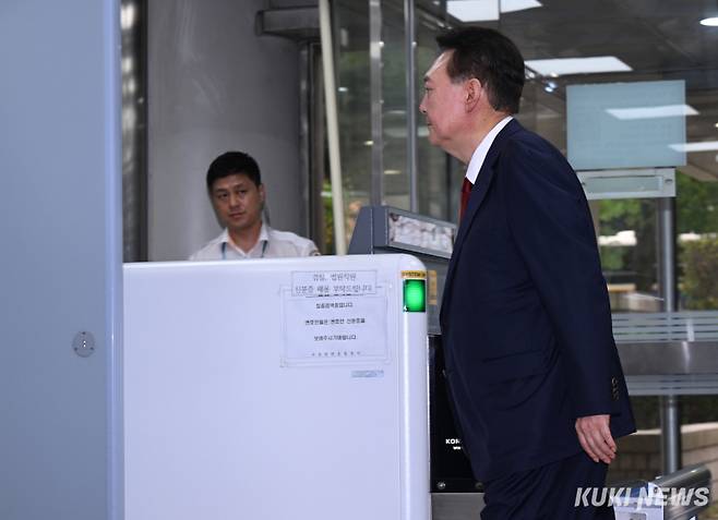 윤석열 전 대통령이 9일 오후 서울 서초구 서울중앙지방법원에서 열린 구속 전 피의자 심문(영장실질심사)에 출석하고 있다.