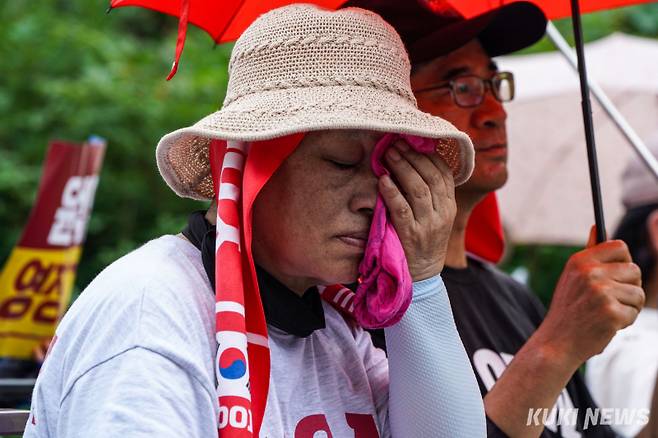9일 서울 서초구 서울중앙지방법원 앞에서 한 윤석열 전 대통령 지지자가 땀을 닦고 있다.