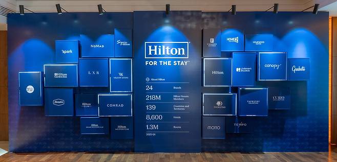 서울 여의도 콘래드 호텔에 마련된 힐튼 브랜드 월. 힐튼