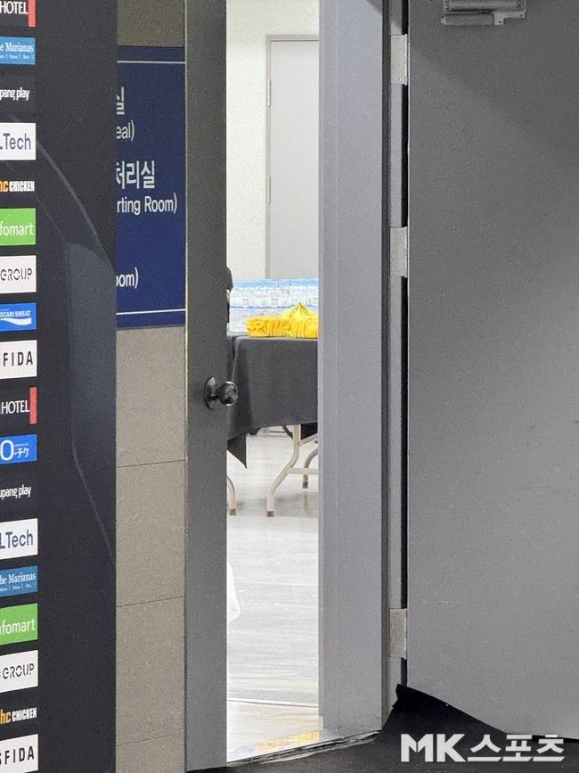 대회 추최 측이 정해놓은 취재진의 동선으로 인해 라커룸 내부를 완벽하게 들여다 볼 수는 없었다. 하지만 멀리서 봐도 깔끔하게 정돈되 모습이다. 사진=김영훈 기자