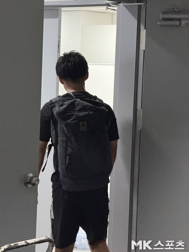 마지막까지 라커룸 내부를 확인하는 모습. 사진=김영훈 기자