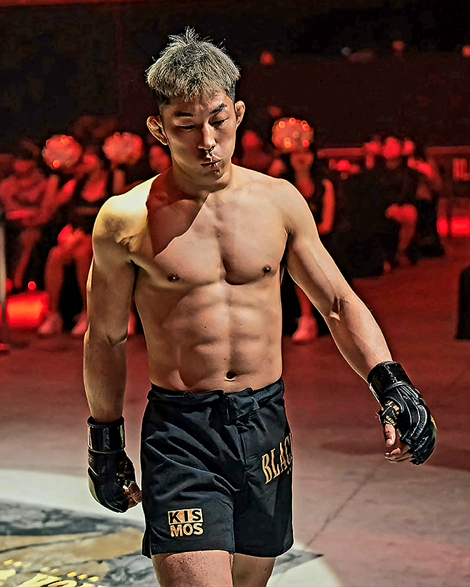 ‘무사’ 다케나카 다이치가 2025년 5월 인천광역시 영종국제도시 인스파이어 아레나 8천여 관중 앞에서 블랙컴뱃 14 종합격투기 밴텀급 5분×3라운드 경기를 치르기 위해 입장하고 있다. 사진=이데아 파라곤