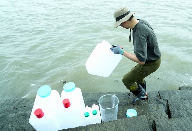 지난 4일 원자력안전위원회가 북한 평산 우라늄 정련공장 폐수 방류 의혹 관련 시료 채취를 위해 한국원자력안전기술원(KINS) 전문가를 강화도 현장으로 파견했다./사진=뉴스1