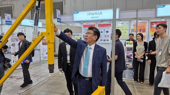 9일 경기 고양시 킨텍스에서 열린 스마트 안전보건박람회를 둘러보고 있는 김현중 한국산업안전보건공단 이사장. /사진제공=한국산업안전보건공단