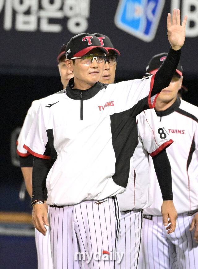 2025년 6월 12일 오후 서울 잠실구장에서 '2025 신한 SOL뱅크 KBO 리그' SSG 랜더스와 LG 트윈스의 경기가 열렸다.LG 염경엽 감독이 8-6으로 승리한 뒤 기뻐하고 있다.