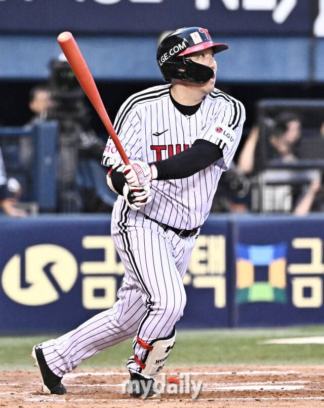 28일 오후 서울 잠실야구장에서 진행된 '2025 프로야구 KBO리그' LG트윈스와 한화이글스의 경기.LG 김현수가 4회말 1사에서 솔로홈런을 터뜨리고 있다./마이데일리