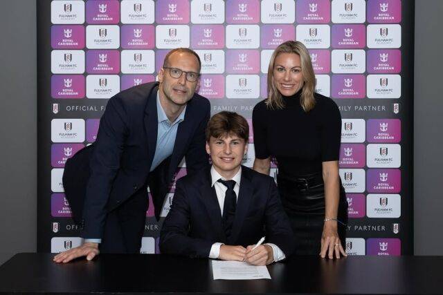 풀럼 FC와 프로 계약을 체결한 다미안 체흐. /SNS