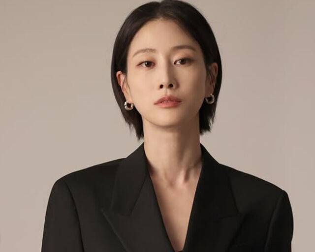 이현이가 도도한 표정을 짓고 있다. / 이현이 소셜미디어 캡처