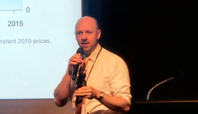 앤드류 밀라드 주한 유럽상공회의소(ECCK) 지부장이 8일 그랜드하얏트 서울에서 열린 ‘2025년 대한민국 방위산업 국제학술세미나’에서 ‘EU 방산시장 급변에 대한 K-방산의 대응방안’을 주제로 발표하고 있다. 고은결 기자