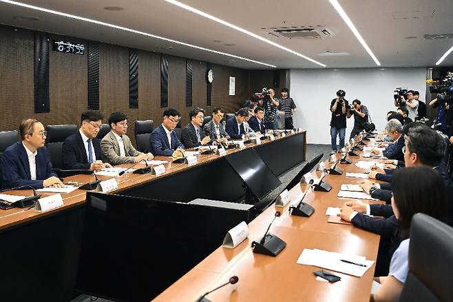 문신학 산업통상자원부 1차관은 8일 서울 중구 대한상공회의소 회의실에서 한국무역협회와 한국경제인협회, 대한상공회의소, 현대자동차, 포스코홀딩스를 비롯한 관련 기업 및 경제단체, 업종별 협회, 연구기관 등 관계자가 참석한 가운데 '미국의 관세조치가 우리 주요 산업 및 수출에 미치는 영향을 점검하고 향후 대응 방안을 논의'하기 위해 열린 '미국 관세 조치 관련 민관 합동 긴급 점검회의'를 주재하고 미국 관세 조치에 대한 국내산업 영향 및 대응방안 등을 논의했다. 산업통상자원부 제공