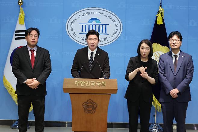 국민의힘 소장파 모임 '언더73'의 진종오 의원이 9일 서울 여의도 국회 소통관에서 당 혁신을 요구하는 기자회견을 하고 있다. 연합뉴스