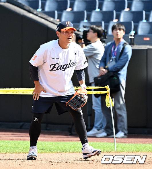 전날 실책은 잊고 폭염 속 수비 훈련에 매진하는 김태연