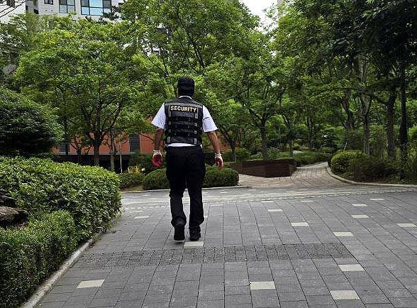 ▲ 아파트 경비원. ⓒ프레시안(허환주)