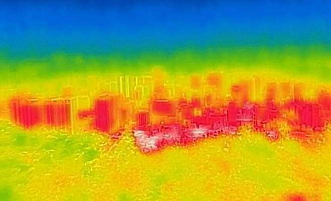 서울 전역에 올 여름 첫 폭염경보가 발령된 7일 서울 남산에서 열화상 카메라로 바라본 서울 도심이 높은 온도로 빨갛게 보이고 있다. 뉴스1