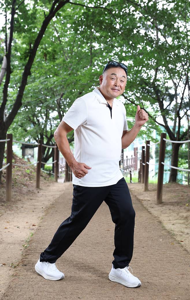 근육긴장이상증을 극복하고 4년 만에 다시 질주를 시작한 국민 마라토너 이봉주가 지난 7일 경기 용인의 한 공원에서 달리기 포즈를 취하고 있다. 남정탁 기자