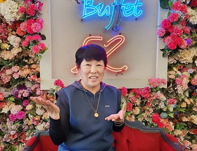 박명선 대표가 필리핀 다바오 정착 당시를 설명하고 있다. 뷔페52 제공