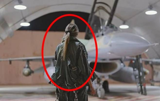 전투기 앞에 서 있는 이스라엘 공군 소속 M 소령. 이 여성은 지난달 이스라엘군이 이란을 상대로 감행한 대규모 군사작전인 ‘일어서는 사자’ 작전에 참여했다. 데일리메일 제공