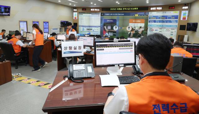 8일 한국전력 나주 본사 지하 1층 재난종합상황실에서 직원들이 올여름 전력수급 긴급 상황에 대비해 비상 훈련을 하고 있다. 사진 제공=한국전력