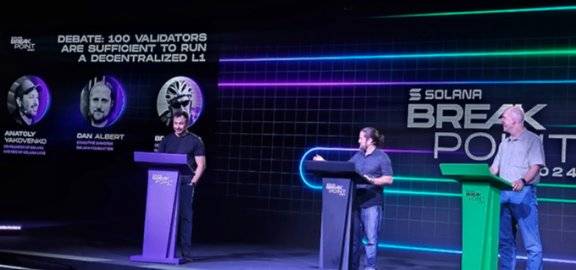2024년 9월 싱가포르에서 열린 솔라나의 연례 콘퍼런스인 ‘Breakpoint 2024’에 참여한 인사들. (왼쪽부터) 아나톨리 야코벤코 솔라나 창업자, 댄 알버트 솔라나 디렉터, 브라이언 롱 트리튼원 창업자. 뉴스1