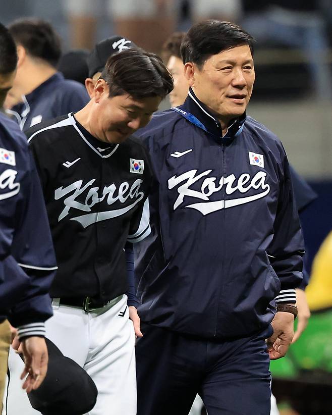 류지현 감독(왼쪽)이 이끄는 한국 야구 대표팀은 2026년 3월 5일 오후 7시 일본 도쿄돔에서 체코 상대로 WBC 조별리그 C조 첫 번째 경기를 치른다.|뉴시스