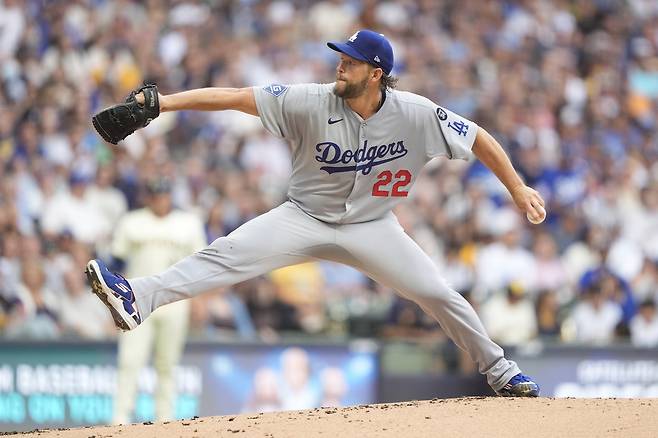 LA 다저스 클레이튼 커쇼가 9일 밀워키전에서 역투하고 있다. AP연합뉴스